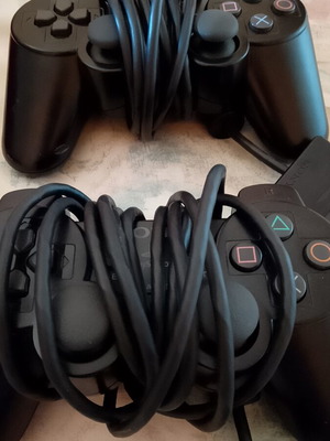 PlayStation controllers like new, pack of 2 with 8 MB memory card Sony