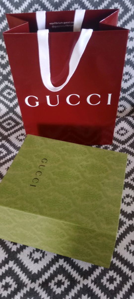  gucci kouti(magnitiko) ke sakoula afthentika