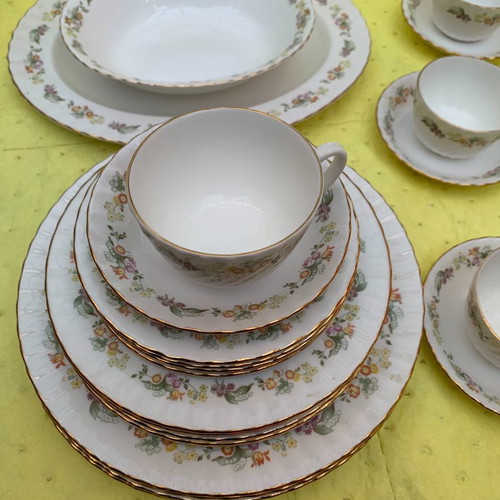 Royal Kent 32-Piece Dinner and Tea Set like new