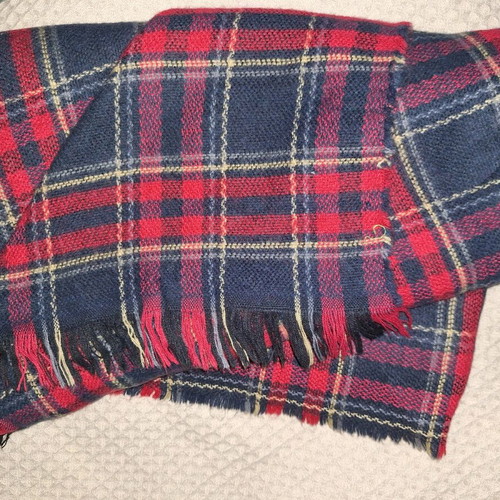 Plaid winter pashmina like new, red and blue