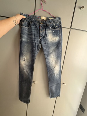 Women's denim jeans distressed style size Large like new, blue