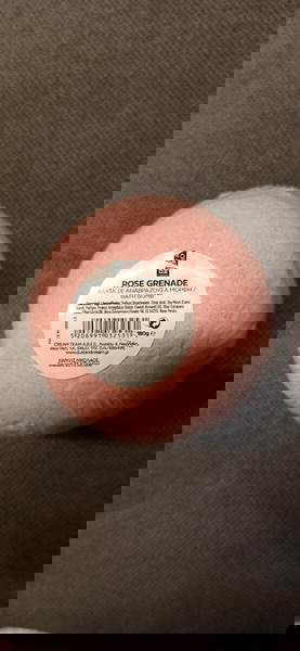 DUST+CREAM BATH BOMB WITH ROSE SCENT ΜΠΑΛΑ ΑΛΑΤΩΝ ΜΕ ΑΡΩΜΑ ΤΡΙΑΝΤΑΦΥΛΛΟ ΚΑΙ ΑΠΟΞΗΡΑΜΕΝΑ ΦΥΛΛΑ 180GR