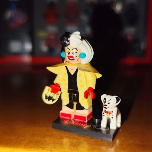 Cruella figure like new with base and accessories