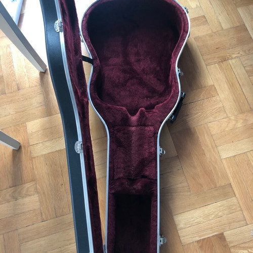 Acoustic guitar case like new with velvet lining and handle