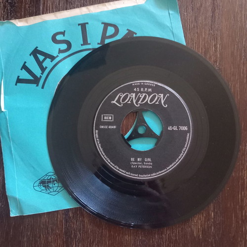 45 RPM vinyl record like new, pop genre
