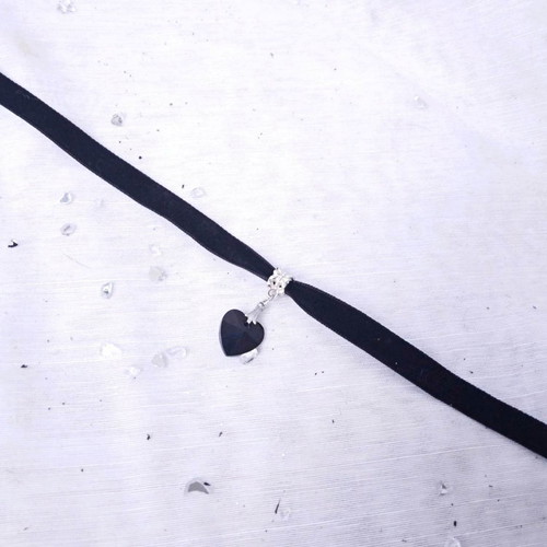 Choker necklace with black heart pendant new