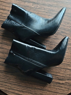 Diamantique black ankle boots used, leather, size 39