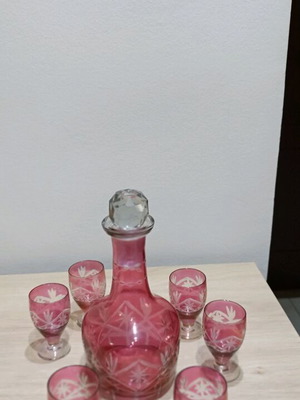 Vintage pink decanter with 6 liqueur glasses used