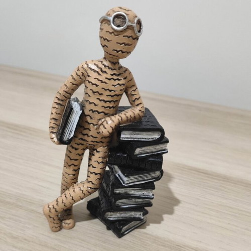 Decorative Reader Figurine in Resin, modern abstract art