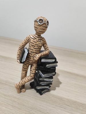 Decorative Reader Figurine in Resin, modern abstract art