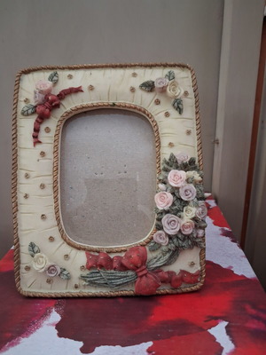Ceramic photo frame used, romantic design
