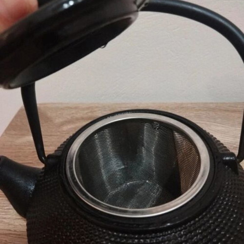 Black teapot with 2-cup capacity, like new