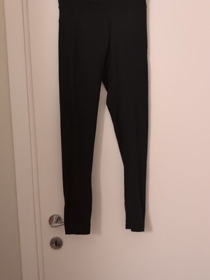 Sugarfree leggings medium black with back design and zipper used