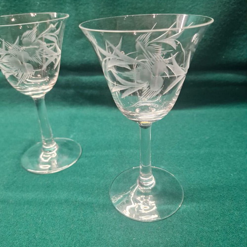 Stemmed wine glasses with engraved design, set of 5, like new
