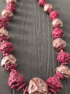 Necklace with large porous beads in fuchsia and metallic rose gold