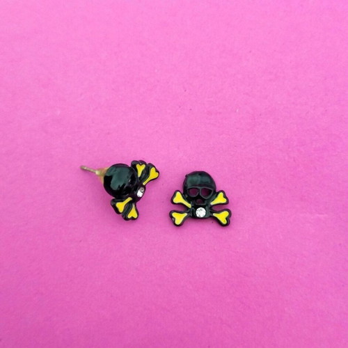 Scull stud earrings like new, hypoallergenic steel black and yellow