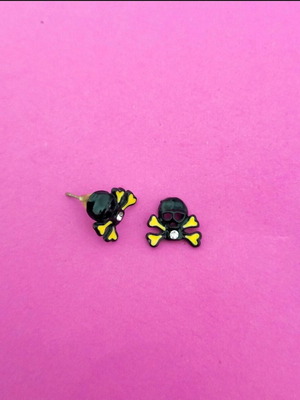 Scull stud earrings like new, hypoallergenic steel black and yellow