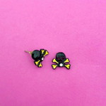 Scull stud earrings like new, hypoallergenic steel black and yellow