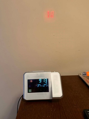 Projection clock digital table clock like new