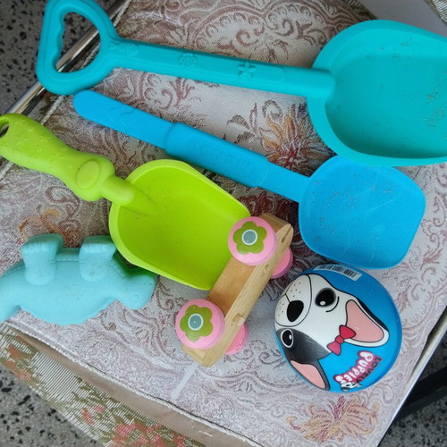 Set of 6 children's sand toys