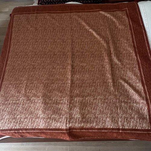Throw blanket red and gold like new, 1.65 x 1.80 m