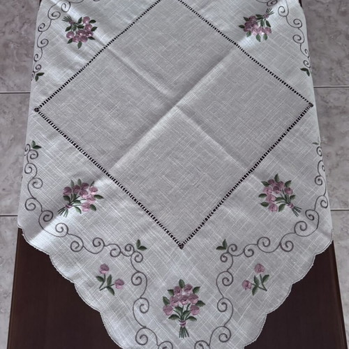 Square table linen with pink flowers new condition 86x86 cm