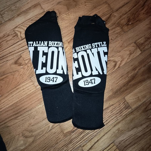 Kickboxing shin guards kids like new, sizes XS and M
