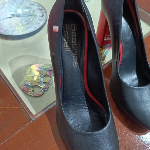 Beatrice Estell leather pumps like new, black with red heel
