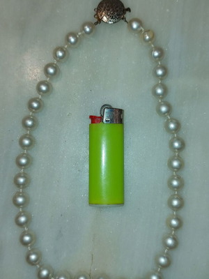 Necklace with large pearls like new