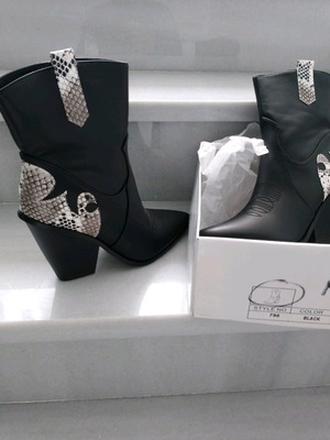 Women's boots unused black size 39