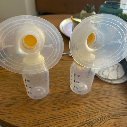 Breastfeeding set with milk storage bags and 2 flanges like new
