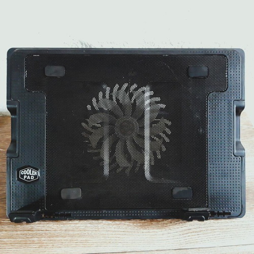 Laptop stand with large cooling fan, USB connection, like new