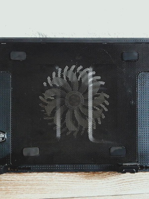 Laptop stand with large cooling fan, USB connection, like new