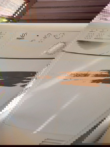 Στεγνοτηριο  indesit