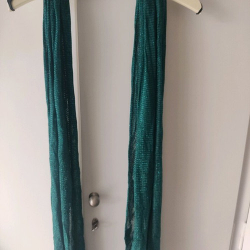 Emerald scarf like new, fine knitted with slight shimmer