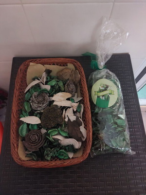 Basket with dried leaves and potpourri bag Jasmine like new