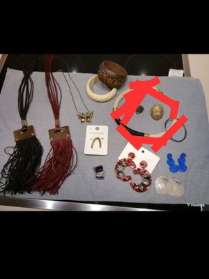 Jewelry set used with necklaces, earrings, bracelets, and rings