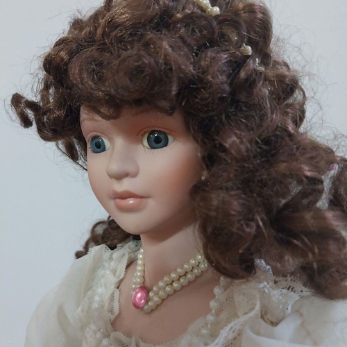 Vintage collectible porcelain doll princess like new