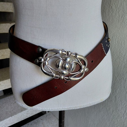 LEYVA Linea Mujer brown leather belt with silver buckle, size 80
