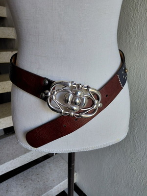 LEYVA Linea Mujer brown leather belt with silver buckle, size 80