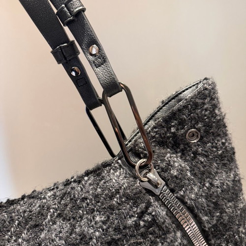 Le Pandorine wool winter shoulder bag like new, black and grey