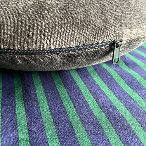Memory foam travel pillow with removable cover like new