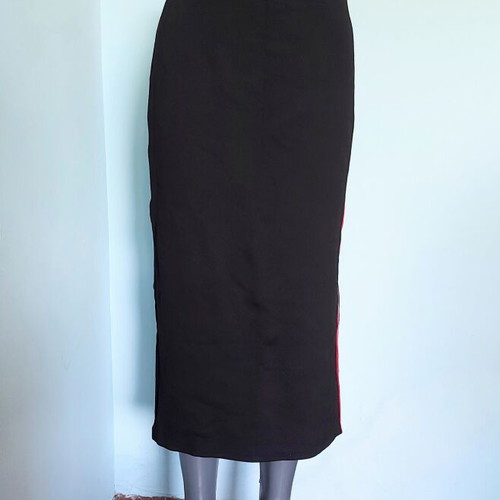 Sport skirt with slit and trim like new, sizes L to XXL