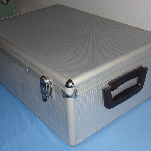 Metal CD and DVD storage case like new
