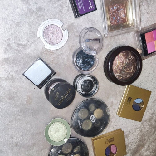 Set of branded eyeshadows used, complete package