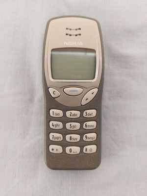 Nokia 3210 mobile phone for parts or collectors