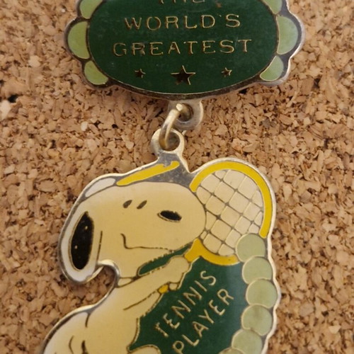 Snoopy pin like new