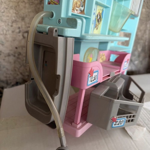 Mattel Barbie veterinary clinic used in good condition
