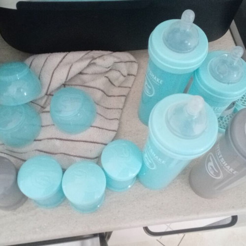 Twistshake baby bottles set like new, pack of 4 with boxes