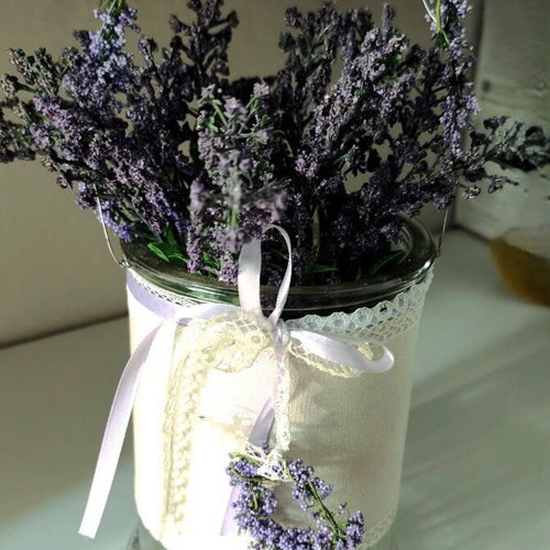 Glass vase with lavender flowers like new